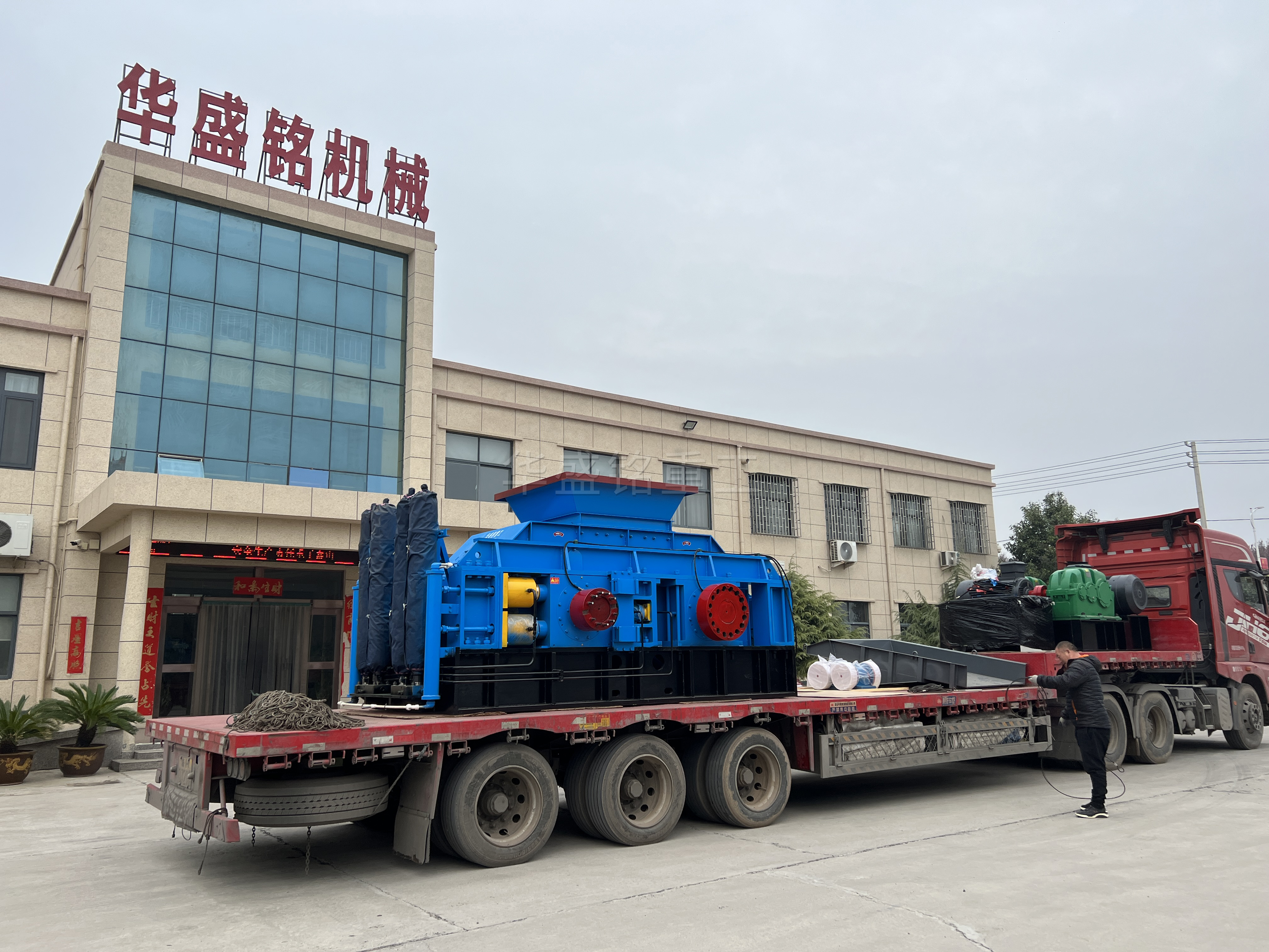 1510型液壓對(duì)輥破碎機(jī) 1510型液壓對(duì)輥破碎機(jī)